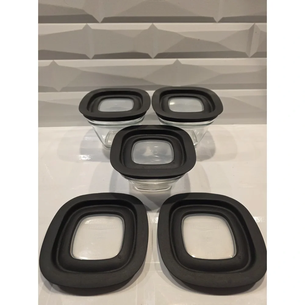 Rubbermaid Glass Food Storage Containers Lot - 2 - 1.5 Cup, 1 - 1 Cup & 5 Lids